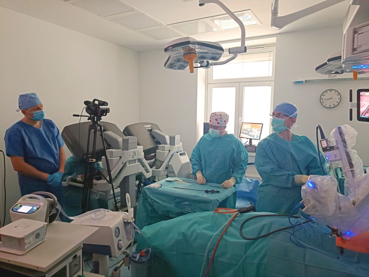 UNM zorganizovala odborný seminár s live robotickou operáciou na hrudníku