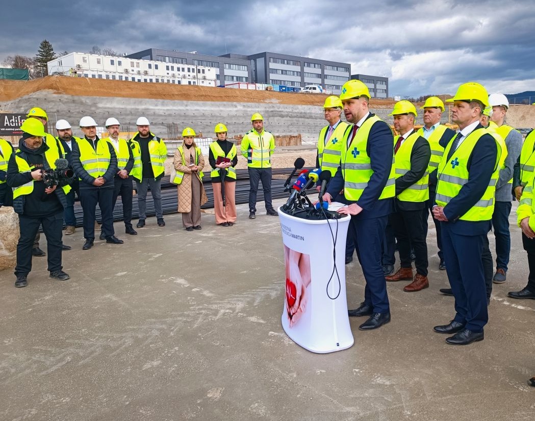 Minister zdravotníctva SR Kamil Šaško a podpredseda vlády SR pre plán obnovy Peter Kmec na tlačovej konferencii v rámci kontrolného dňa na stavbe UNsvM