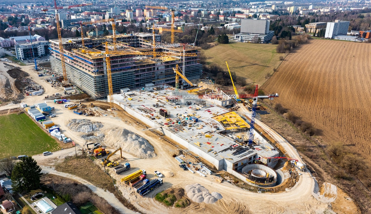 Pozrieť Osádzanie nosníkov na stavbe novej nemocnice